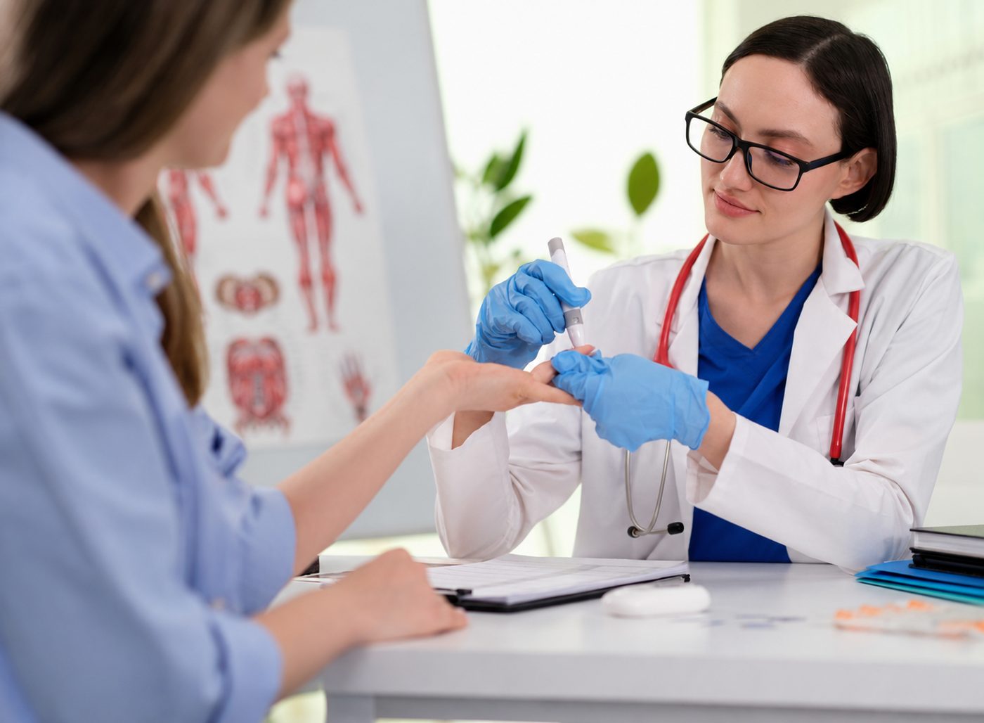 Professionnelle de santé réalisant un contrôle de glycémie avec une patiente